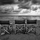 02_Tre sedie in riva al mare